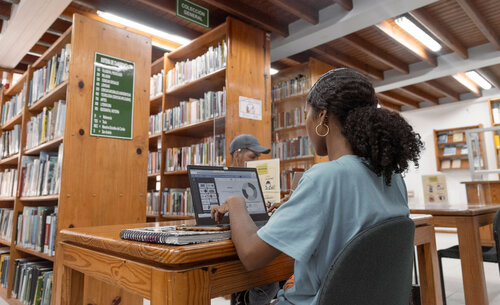 La Biblioteca de la UNAL Sede Caribe se creó como un centro de documentación especializada en temas de esta región. Foto: Jeimi Villamizar, Unimedios.
