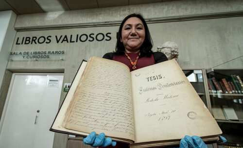 En la Biblioteca Central de la UNAL Sede Bogotá se encuentran antigüedades como tesis escritas a mano. Foto: archivo Unimedios.