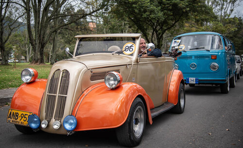 Los automóviles clásicos desfilaron en la Semana Universitaria. Foto: Nicol Torres - Unimedios