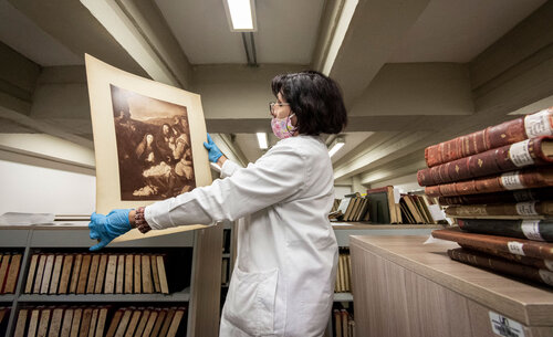 En la Colección de Libros Antiguos de la UNAL se encuentran grabados y réplicas de obras originales de museos europeos. Foto: archivo Unimedios.