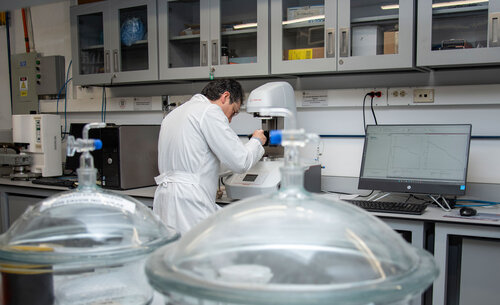 Laboratorio de Polímeros de la Facultad de Ingeniería Química. Foto: Nicol Torres, Unimedios