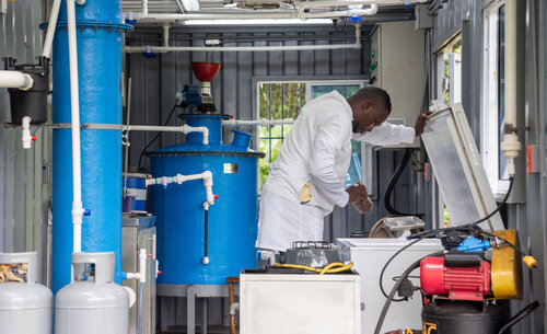 La planta piloto de biogás, ubicada en la UNAL Sede Tumaco, es pionera en el mundo al usar residuos de pesca para la producción de biometano. Foto: Jeimi Villamizar - Unimedios