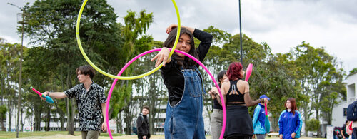 Clase abierta de circo en el campus de la UNAL Sede Bogotá. Foto: Nicol, Torres, Unimedios.