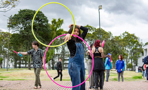 Clase abierta de circo en el campus de la UNAL Sede Bogotá. Foto: Nicol, Torres, Unimedios.