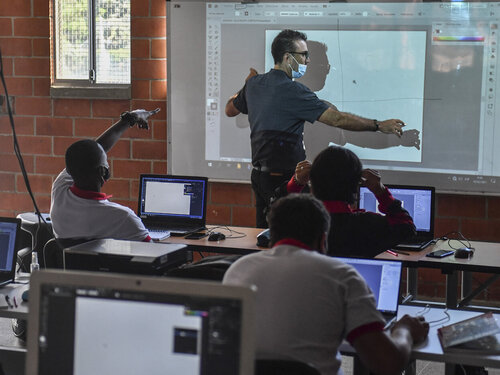 La educación media, el puente quebrado entre el mercado laboral y el profesional
