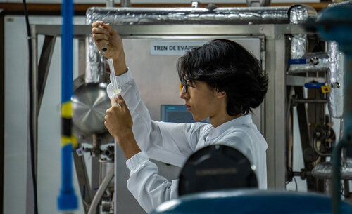 Trabajo en Laboratorios de la UNAL Sede Medellín. Foto: Oficina de Comunicaciones UNAL Sede Medellín.