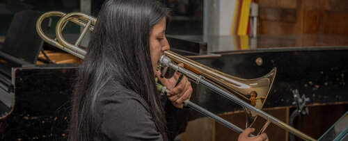 La presencia femenina resuena con fuerza en el trío de trombones, mostrando solidez técnica y expresividad.  Foto: María Fernanda Londoño, Unimedios.