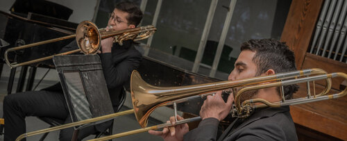 Integrantes del trío de trombones de la UNAL afinan la escucha y el ensamble durante el recital de música de cámara. Foto: María Fernanda Londoño, Unimedios.